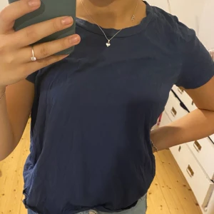 T-shirt gina tricot strl M - Fint skick! Finns inga tecken på användning. Skrynklig, men bara att stryka. 