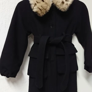 Svart ull kappa - Ny - Bedårande liten flick kappa med leopard krage, som går att ta av. Perfekt skick - som ny. Toppen som julklapp.. 