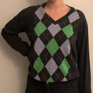 Rutig tröja från Gant - Superfin vintage tröja från Gant. Rutig i gärderna grön och ljusblå. 100% ull, underbar kvalité!🦋