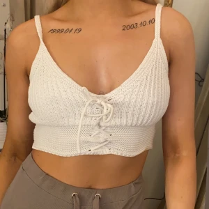 Stickat vit topp - Vit stickad topp från Zara. Fint skick använd 2 gånger storlek Small