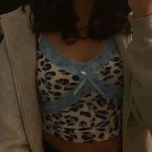 Leopard linne - Säljer detta fett snygga linne från shein, inte använt så mycket eftersom de inte riktigt är min stil men annars jättefin💕 buda gärna i kommentarerna