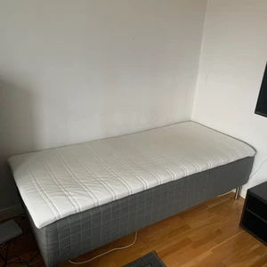 Helt ny 90 säng  - Helt ny Säng använd 4månader Skotterud Ikea nypris 1995kr Säljes för 1200kr  Helt nya Sängben Ikea nypris 230kr Säljes för 150kr  Helt ny Madrass använd 4månader Ikea Nypris 650kr Säljes för 300kr  Allting för 1600kr Finns att hämta i Kållered!