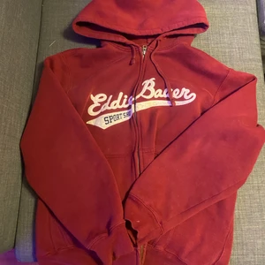 Vintage kofta - Säljer denna jättefina och coola vintage koftan. Säljer då den inte kommer till användning och jag behöver pengarna:)) Den är i storlek M men passar mig som är XS fast sitter då oversized:)kontakta mig om ni är intresserade💕💕