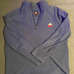 Fliskofta - Säljer denna McKinley fliströja då jag inte använder den så mycket längre💕den är i storlek 140 och passar mig perfekt som är XS💕jag köpte den från stadsmissionen i somras💕kontakta mig vid intresse eller frågor💕