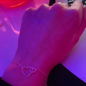 Armband - Säljer detta superfina armband. Säljer eftersom det är för stort för mig (handledsmått: 14:cm)💜⚡️