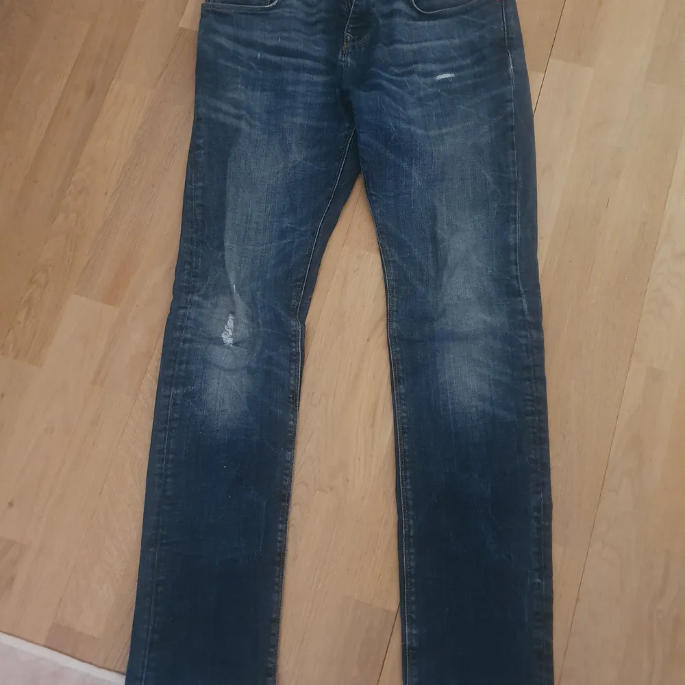 Blåa Tommy Hilfiger jeans. Säljer de för att de inte används. Bra skick!. Jeans & Byxor.