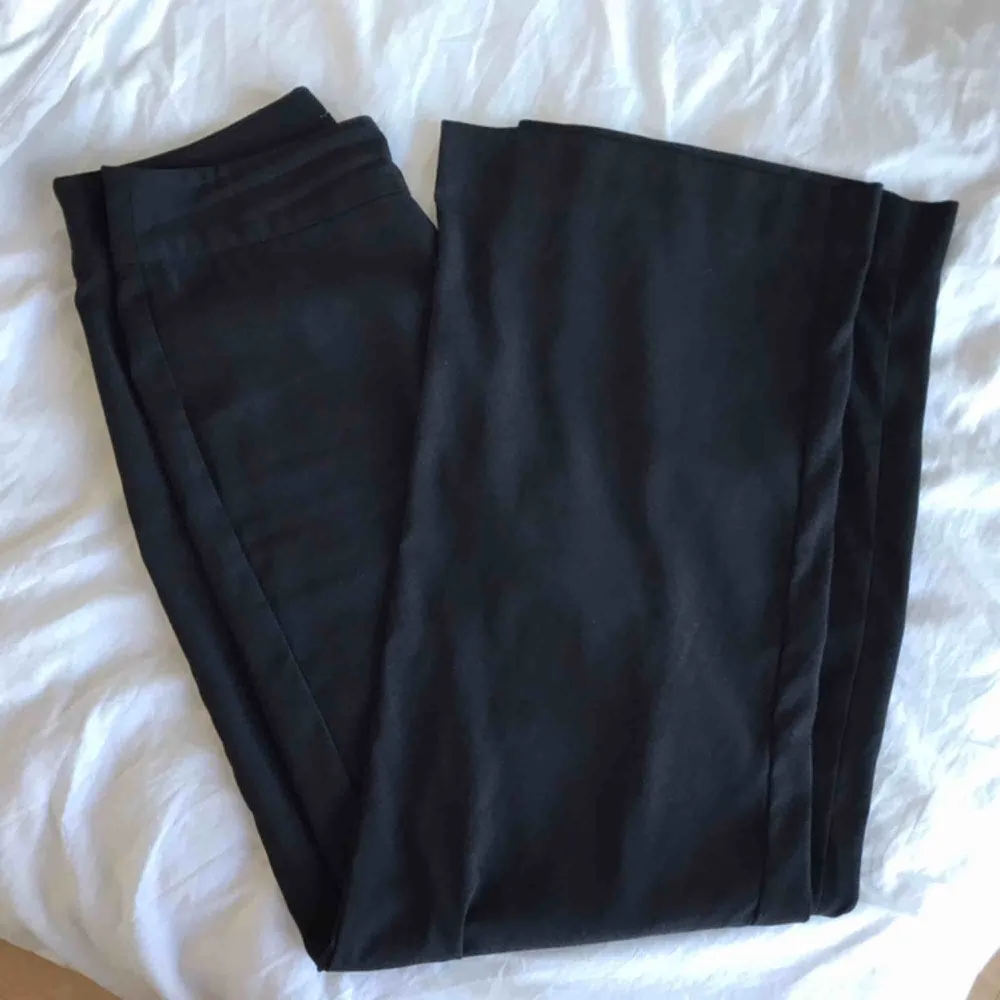 Assnygga byxor från Lindex i en kostymbyxmodell med dragkedja på sidan💖💖. Jeans & Byxor.