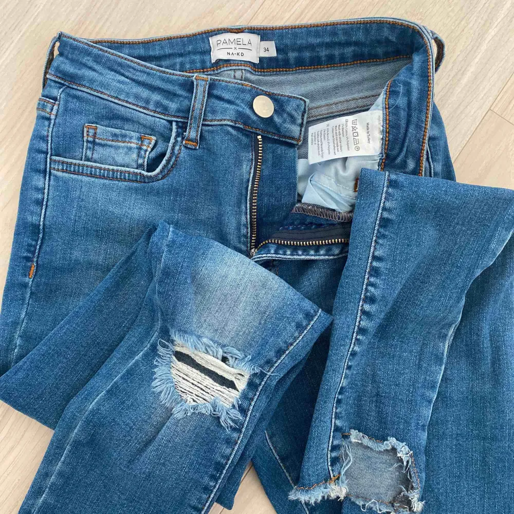 Jeans från NA-KD X Pamela, 34 storlek, använd bara två gånger. Ser ut som ny. Mötas / frakt kommer.. Jeans & Byxor.