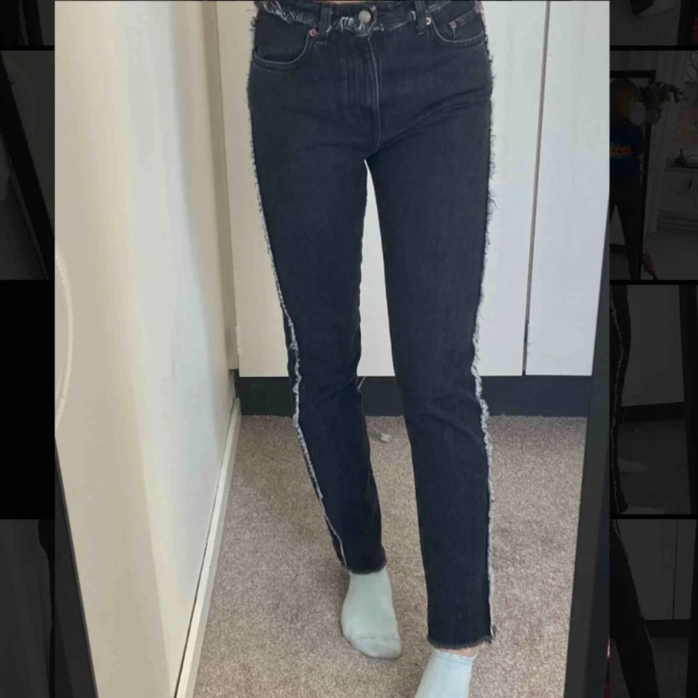 Asballa svarta jeans från Weekday med vita/svarta ”fransar” på sidorna och även upptill. De är i storlek W25 och är raka (alltså inte så tighta), skulle gissa att de är cirka L30🥰. Jeans & Byxor.