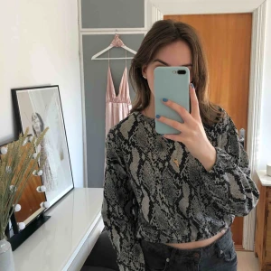 Ormmönstrad topp - Superfin ormmönstrad tröja som är väldigt varsamt använd. Kontakta mig för ytterligare bilder. Frakt är inkluderat.