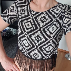 Mönstrad top - En snygg mönstrad top  med fransar. Frakt tillkommer