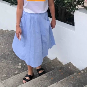  - Ljusblå sommarkjol i bomull. Storlek XS men passar S också. Pris inkluderar frakt. 