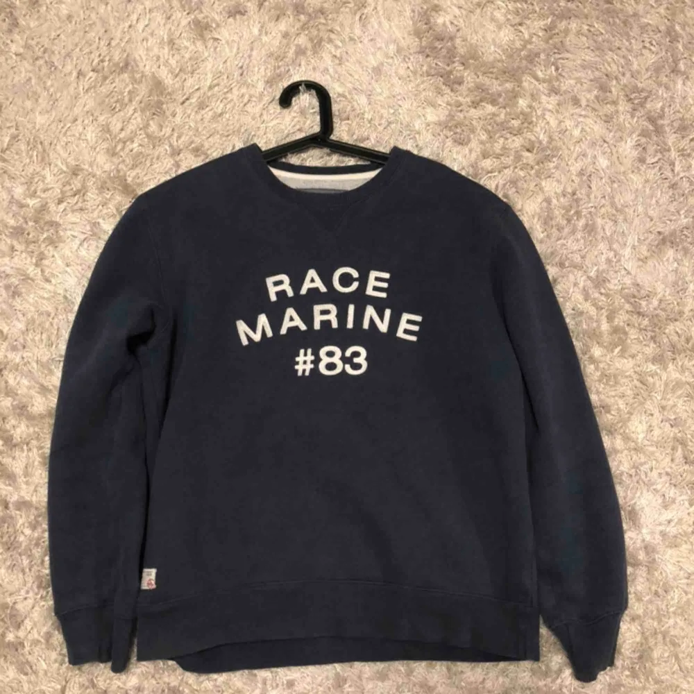 Race marine sweatshirt  Storlek large men passar medium Skick 8/10 inga flaws men lite använd. Hoodies.