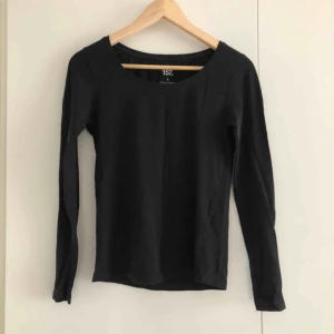  - Svart långärmad tröja