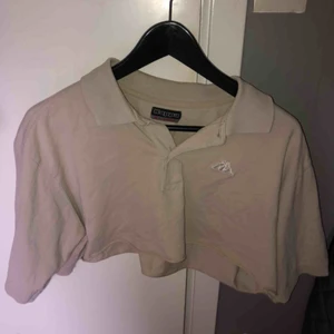  - Snygg beige piké från kappa som ja croppat själv. Själs då den tyvärr inte kommer till användning längre💗