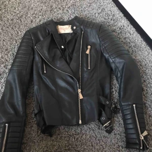  - Super najs skinn jacka! Perfekt nu till våren  Frakt tillkommer 70kr