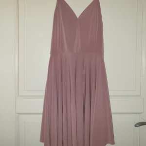 Klänning från BikBok  - Rosa sommarklänning från BikBok i storlek XS. Använd ett fåtal gånger. Skriv gärna ifall ni har några frågor eller vill ha fler bilder❤