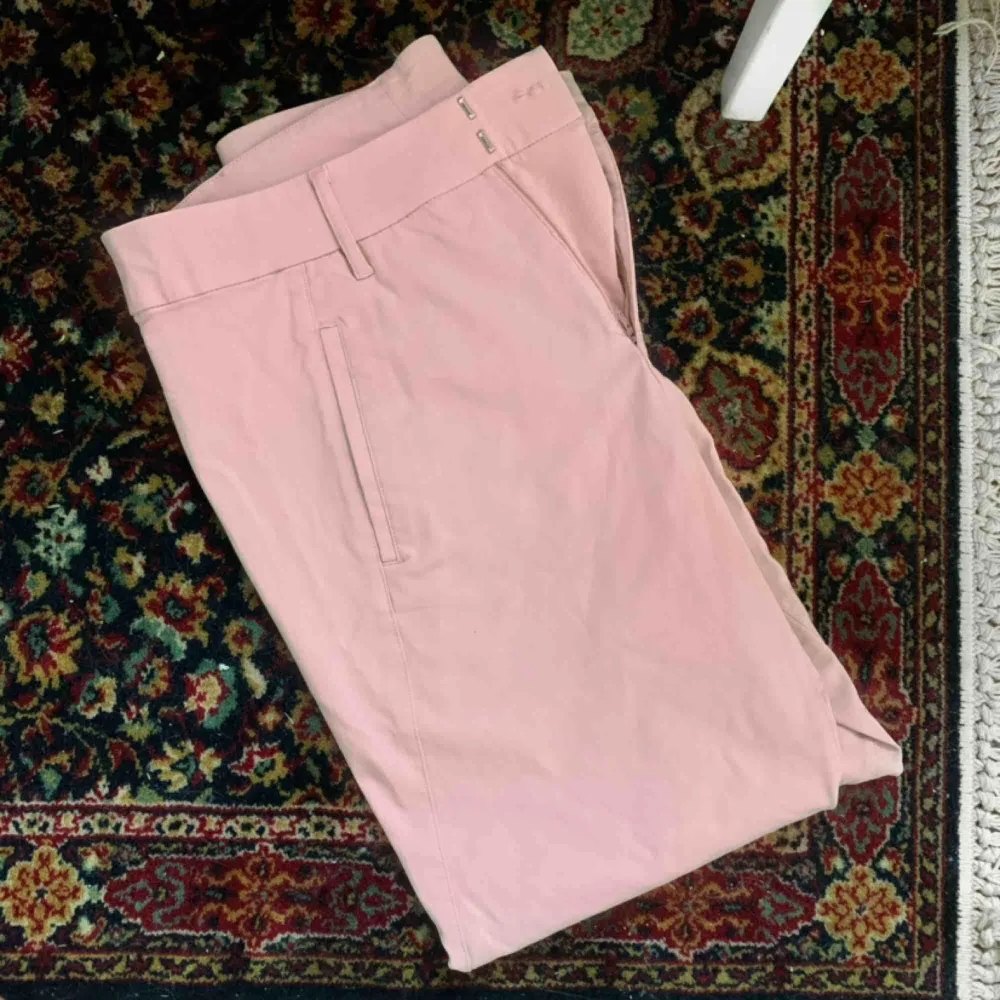 Rosa stilrena kostymbyxor i storlek 44 köpt från KappAhl. (Skriv gärna för att få bättre bilder) 💜. Jeans & Byxor.