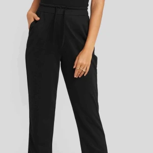  - Helt oanvända svarta ”kostymbyxor” med skönt och stretchigt material från NA-KD. Prislapp finns kvar