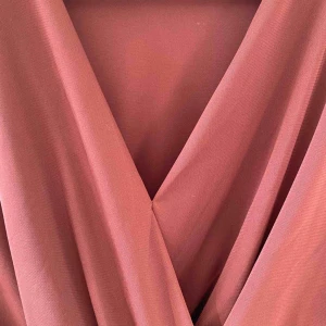  - Jätte fin V-ringad röd/ marron blus från HM! Aldrig använt, guldknappar vid handleden. Passar M/L