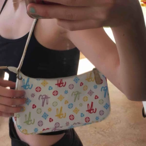  - En medium stor axelväska som är oanvänd och snygg!!