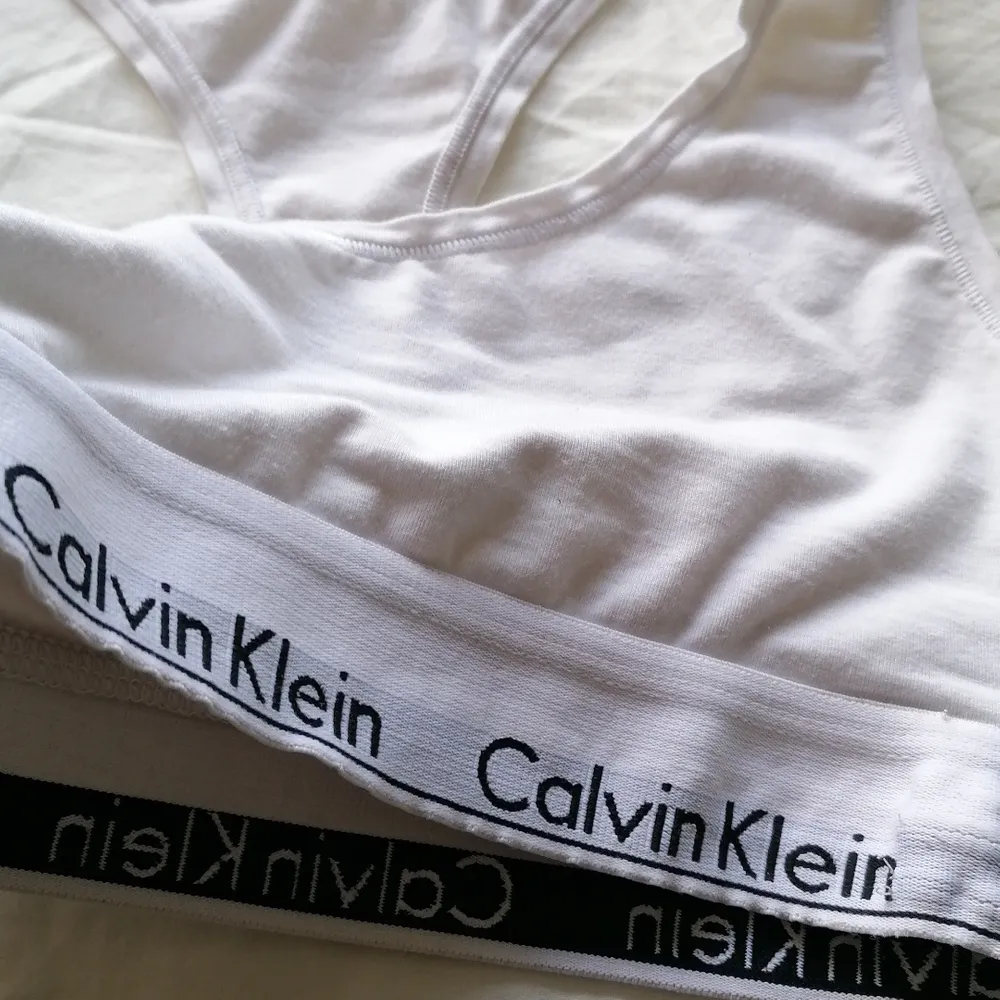 Älskad Calvin Klein topp i S som tyvärr blivit för liten för mig som oftast har M! Har klippt bort lappen då den skavde men inga andra ändringar eller fel. Passar även xs. . Toppar.