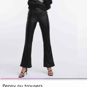  - Jag säljer mina snygg skinnbyxor för att dom är lite stora på mig, dom är endast använda fåtal gånger!