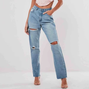  - Helt nya, oanvända jeans ifrån Missguided. Lapparna sitter kvar. Det är storlek ”petit 36” och är bra i längden för mig som är 163 cm.  Köparen står för frakten 