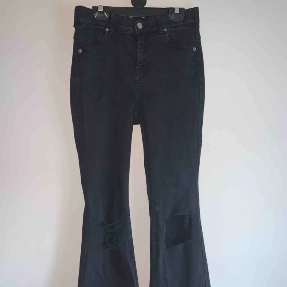 Säljer ett par svarta bootcut jeans från Dr Demin. De har tvättats ksk 2-3 gånger men har tyvärr blekts lite, ser dock väldigt fint ut då de ser stentvättade ut. Köpte dem för 600kr och säljer pågrund av att de är lite för korta.. Jeans & Byxor.