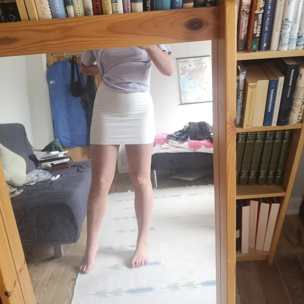 Vit kjol från Cubus för några år sedan! Använd men i gott skick💞 Har väldigt tjockt tyg så inte genomskinlig! Är en strl S men fungerar på M/L beroende på hur kort man vill ha den (jag är en strl L) . Kjolar.