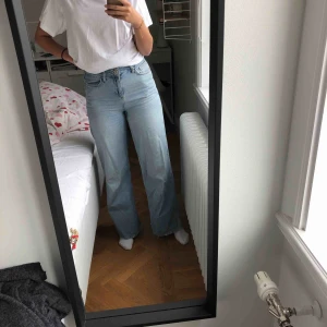  - Säljer mina jeans från Urban Outfitters som inte kommer till användning längre. Dessa jeans sitter superfint men har ett litet hål längst ner men det är ingenting man tänker på!! Sitter bra på mig som är 1,70 men fungerar även på kortare💕