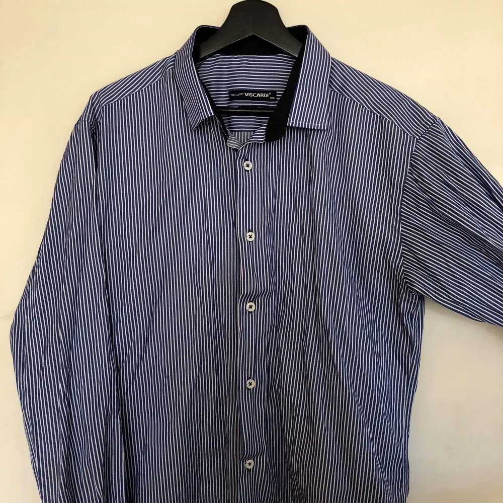 Säljer denna stora skjortan med små ränder i blått och vitt. Jättefin som oversize skjorta öppen eller att knyta den kort! . Skjortor.