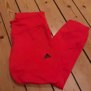 Adidas träningsbyxor som går sådär till under knäet. De är mer rosa i verkligheten & aldrig använda ✨