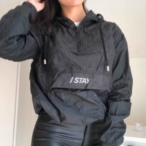  - I STAY jacka i svart som är använd fåtal gånger, mestadels legat nerpackad i en låda. Priset kan diskuteras 