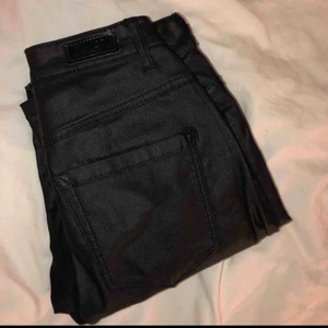  - Fake läderbyxor i storlek S