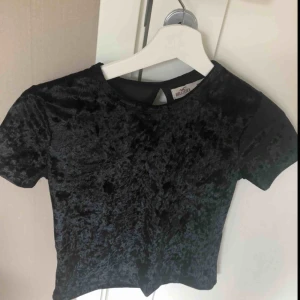  - Två plagg i materialet sammet från Hollister säljs. Den svarta tröjan är i storlek XS och den röda i storlek S. Kan mötas upp i Uppsala eller att tröjan/ tröjorna fraktas.