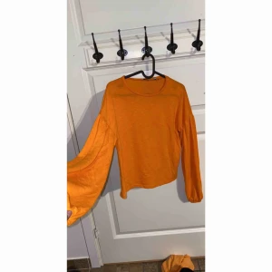  - Ballongärmar långärmad orange topp. Köparen står för frakten 