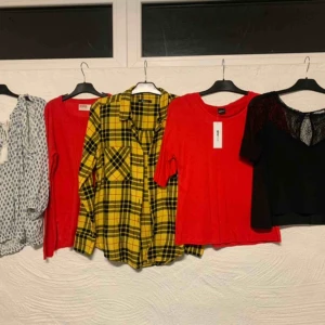  - 5 plagg till ett pris, några är helt nya o 2 använda men i mkt bra skick.   Allt säljes för 200kr , köparen står för frakten. 