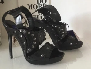 Jimmy Choo by H&M  - Säljer nu mina fina Jimmy Choo som jag aldrig har använt i storlek 38