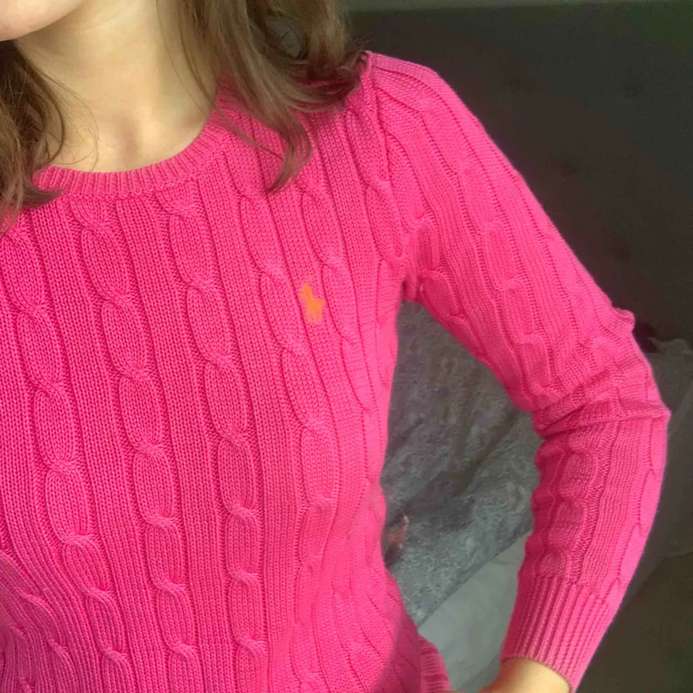 En superfin äkta Ralph Lauren tröja som aldrig kommer till användning längre. Väldigt bra skick. Storlek XS. Tröjor & Koftor.