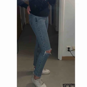  - Säljer dessa super snygga ljus blåa jeans ifrån monki i strl 24 som skulle passa någon som är ca 155cm lång och sitter ungefär som en xs på mig. Köpta på Tise men får inte användning av dem.
