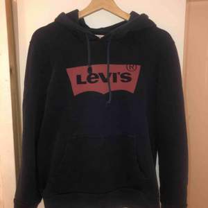 Jätte fin hoodie från Levi’s.  Säljer för den inte kommer till användning. Jätte skönt material inuti & inga hål eller andra skador. Kan frakta med då betalar du frakten❤️
