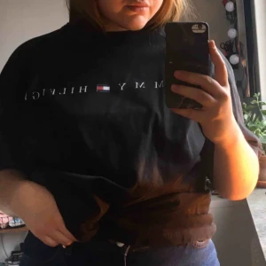  - Tommy Hilfiger t-shirt i storlek XL. Skulle säga att den är L-XL. Kan användas som klänning för den som vill eller en oversized t-shirt! Pris kan diskuteras.