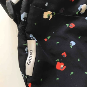  - Superfin crossbody väska från Ganni. Väldigt bra skick och använd endast ett fåtal gånger. Köptes för 899kr. Köpare står för frakt. Pris kan diskuteras