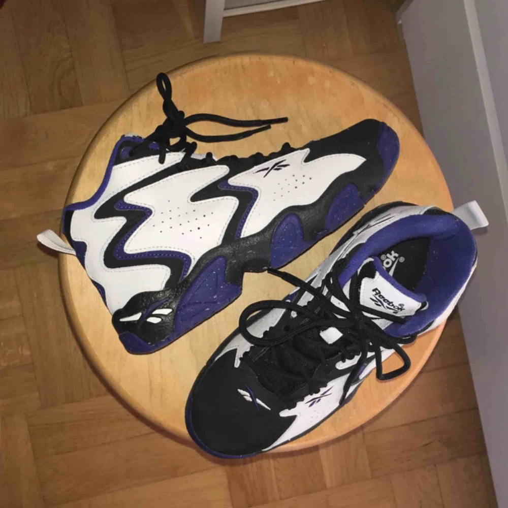 Reebok Mobius OG. Man hör ju t.om. på namnet att detta är världens coolaste skor men måste tyvärr sälja pga dom är för stora :( . Storlek 36 men passar nog bättre på en 37. Köpta för 1399kr. Skor.