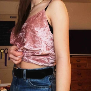 Velour linne - Söt linne från HM i velour lite förstor för mig därav att ja säljer den. Frakt tillkommer