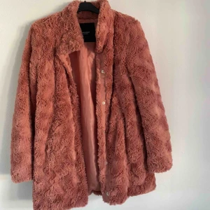  - Så fin vår jacka. Den har gått sönder i armhålan på insidan men inget som märks. Säljer pga att den är inte min stil.