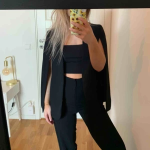  - Jättesnygg svart cape/kavaj ursprungligen från Zara. Passar perfekt till festligare tillfällen. Aldrig använd, endast testad, superbra skick. 