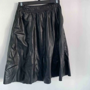 - Så fin skinnkjol som sluter lite under knäna. Bilden gör den inte rättvis, men säljer för att det ej är min stil längre.