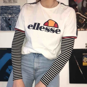  - En croppad tröja från Bikbok som är perfekt för att ha under t-shirts eller bara för sig själv! 🐝 Finns ett hål i ena armhålan som är ungefär 3-4 millimeter men det syns verkligen inte på något sätt! 😋